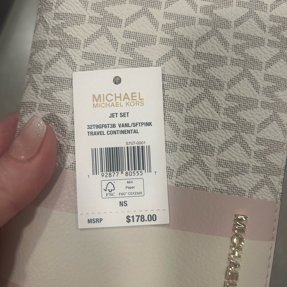 Michael Kors Jet Set Travel continental Cream and Pink Wristlet - Picture 5 of 6